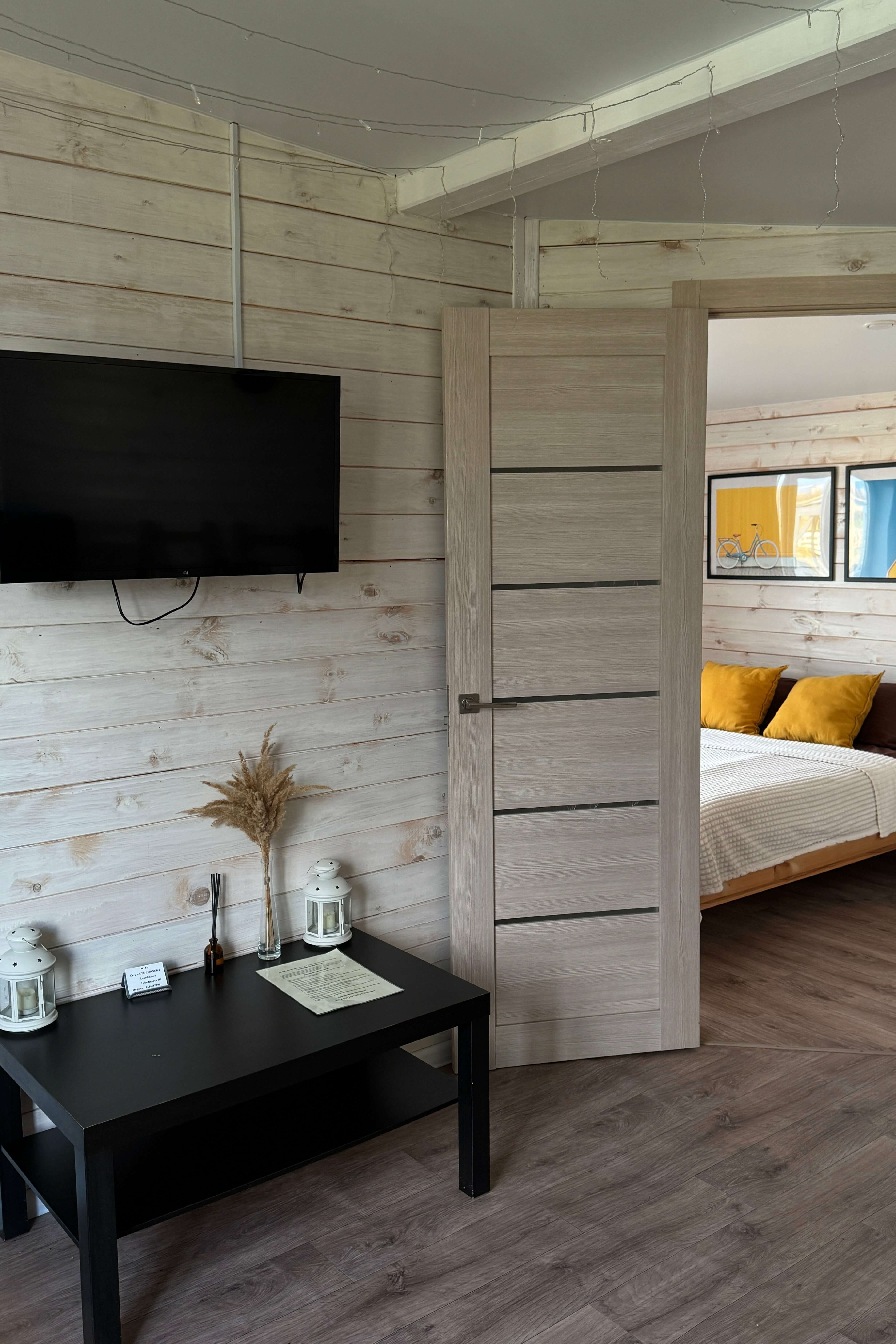 Спальня с панорамным остеклением и раздвижной дверью в гостиную.