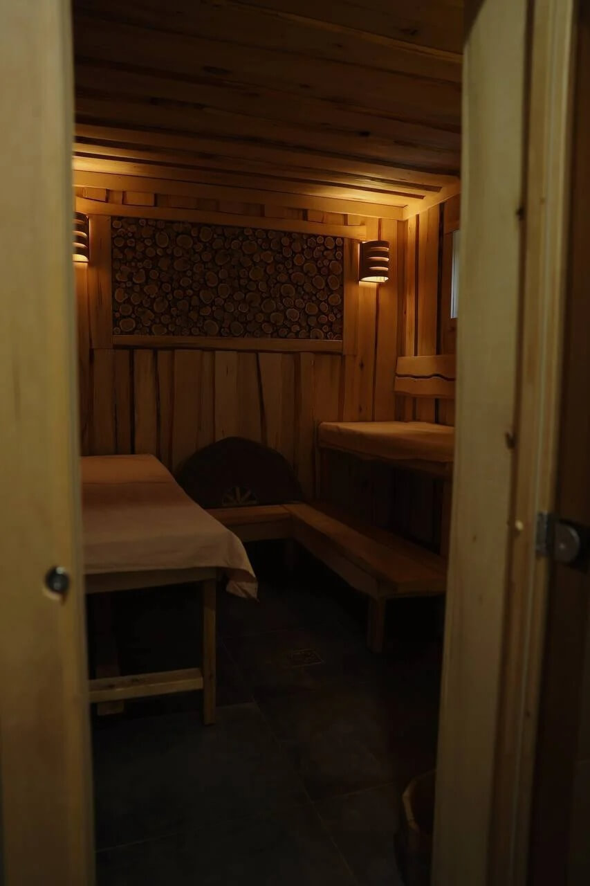 Интерьер финской сауны с деревянной отделкой и подсветкой.