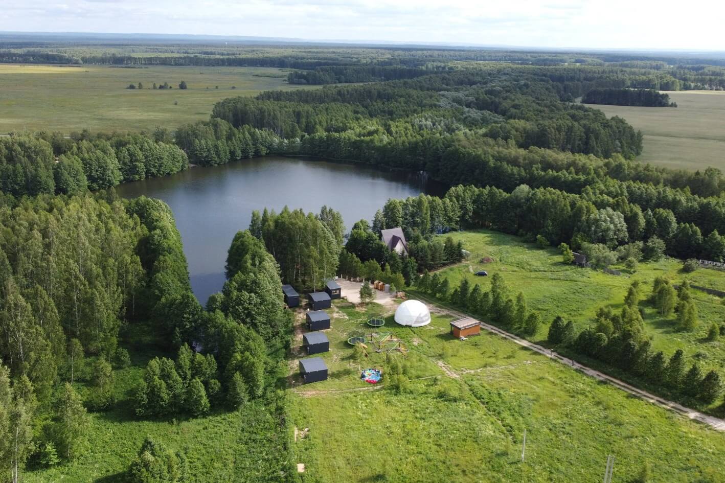 Озеро среди лесов с размещением на берегу.
