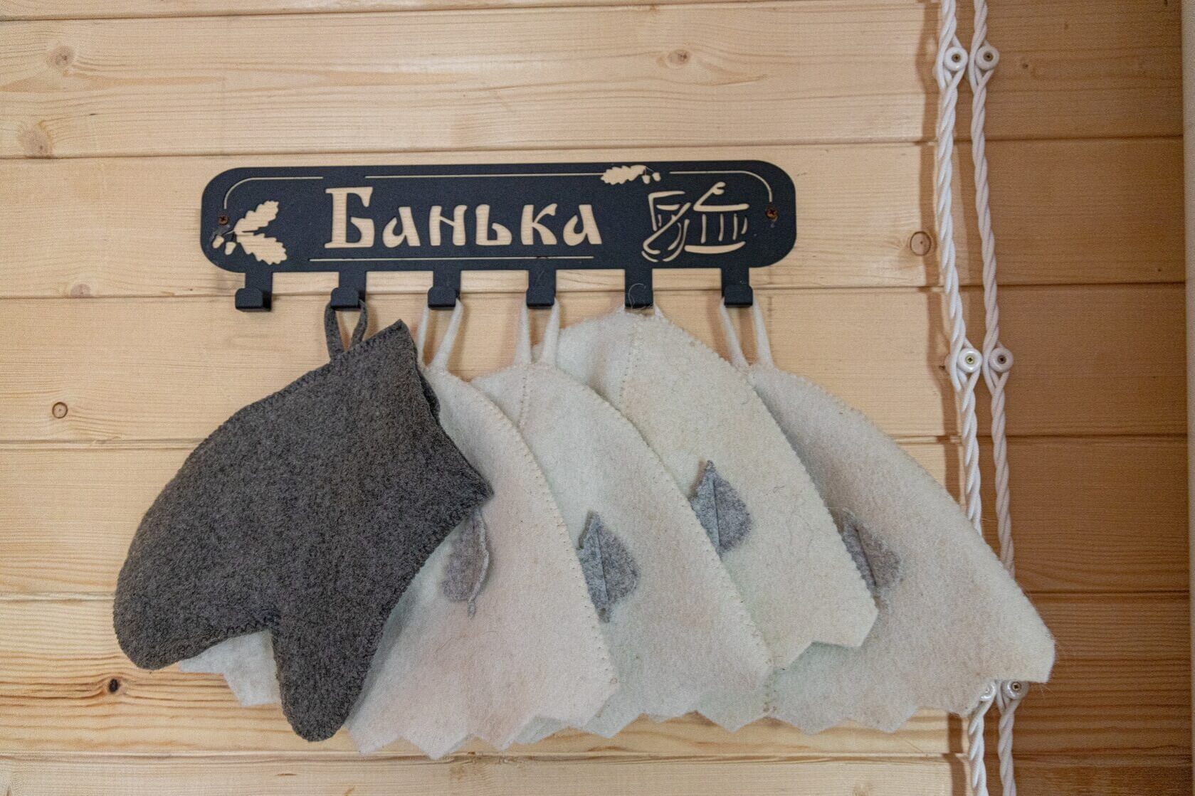 Вешалка для банных полотенец с крючками в предбаннике.