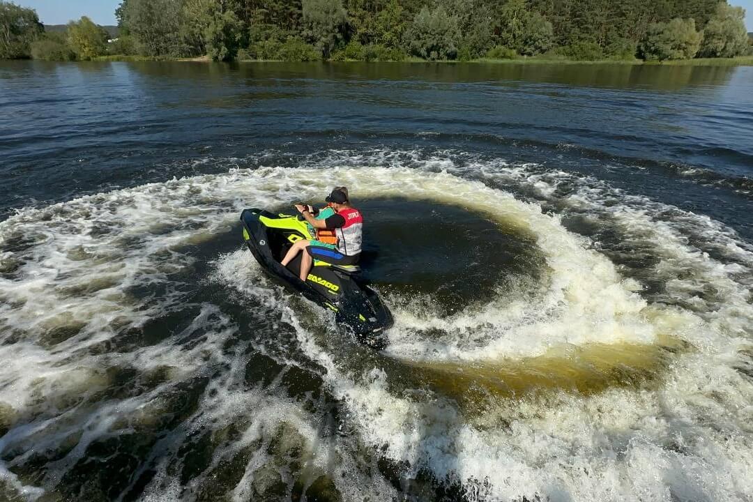 Сплав на рафте по бурной реке среди лесистых берегов.