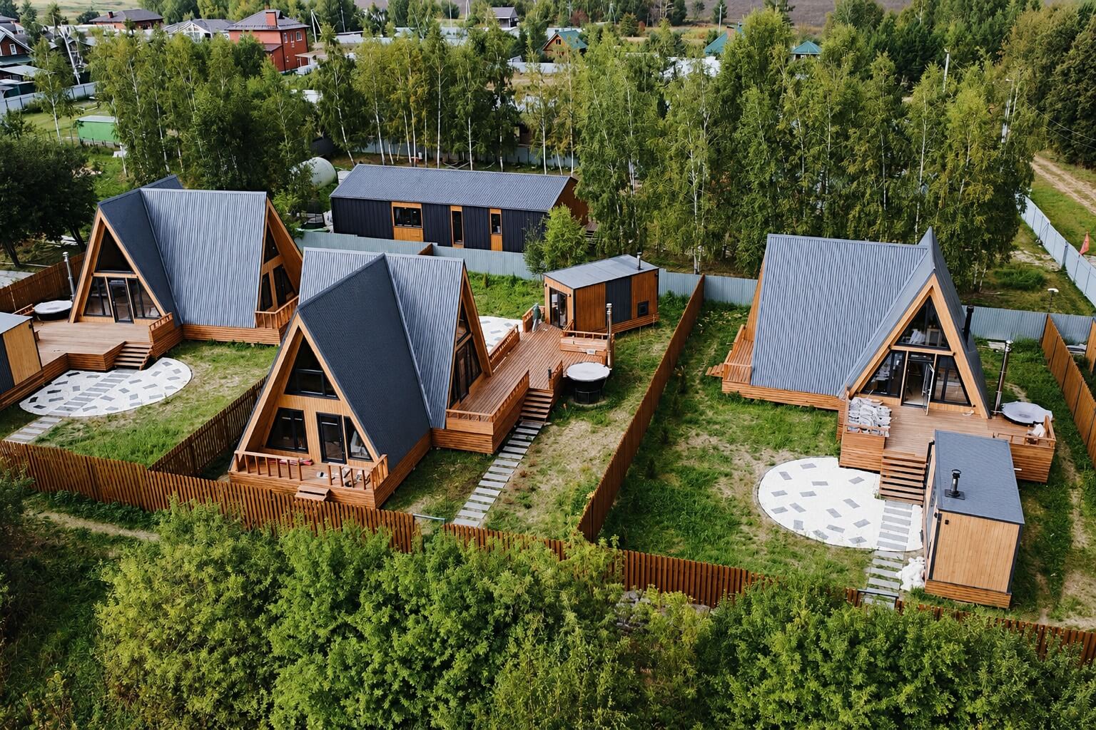 Аэрофотография комплекса А-образных срубов среди берёз.
