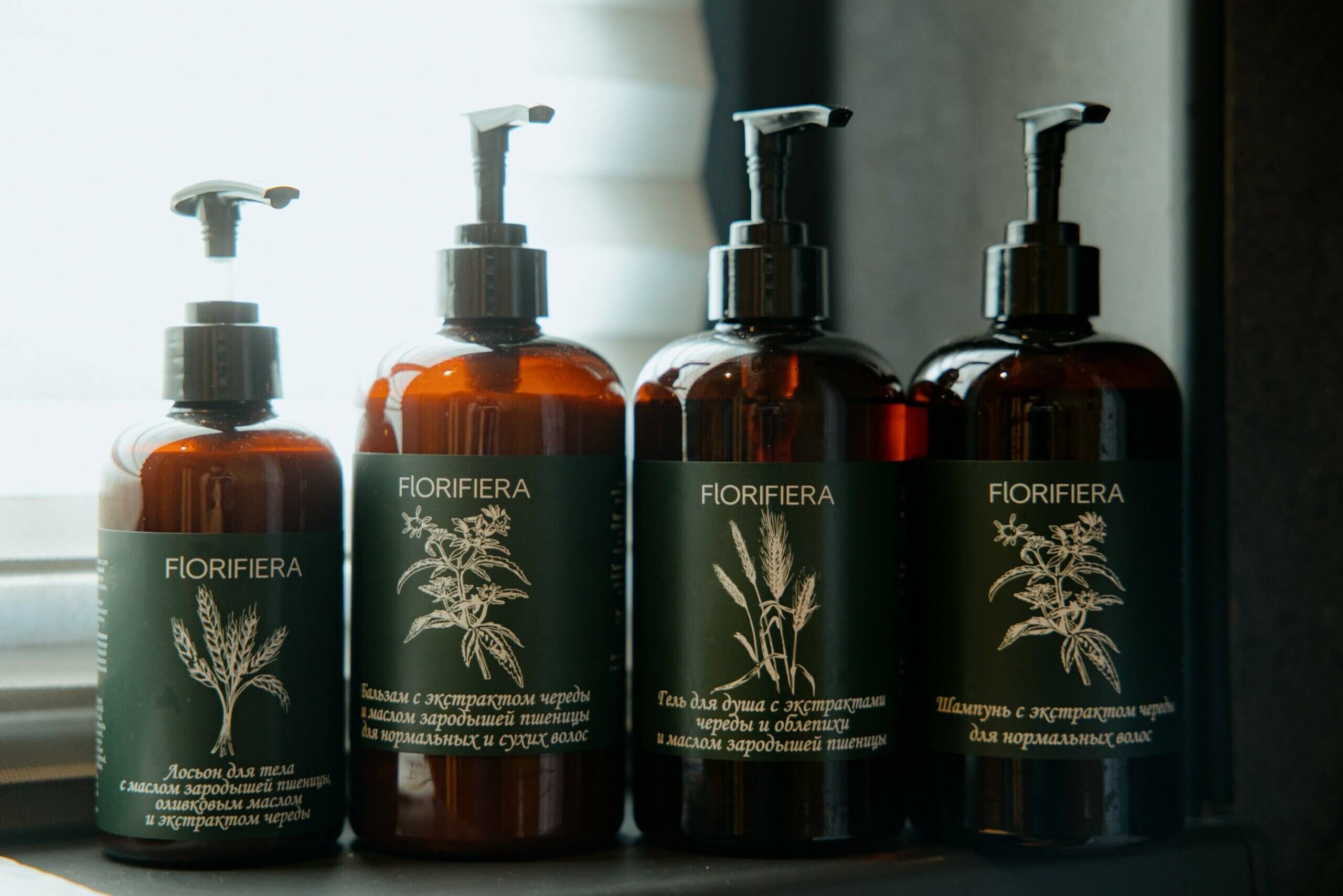 Флакон косметических средств Florififera с дозаторами на полке.