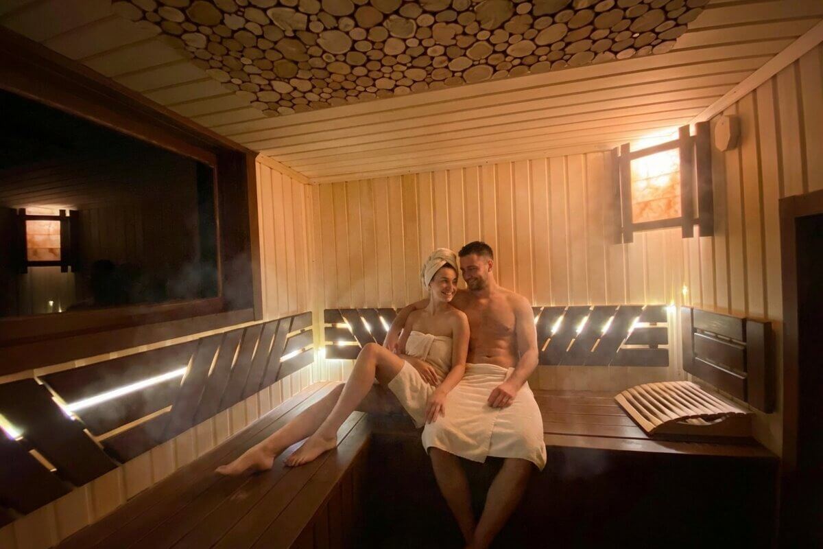 # Alt-текст для фото:

Пара в финской сауне с подсветкой и деревянной отделкой.