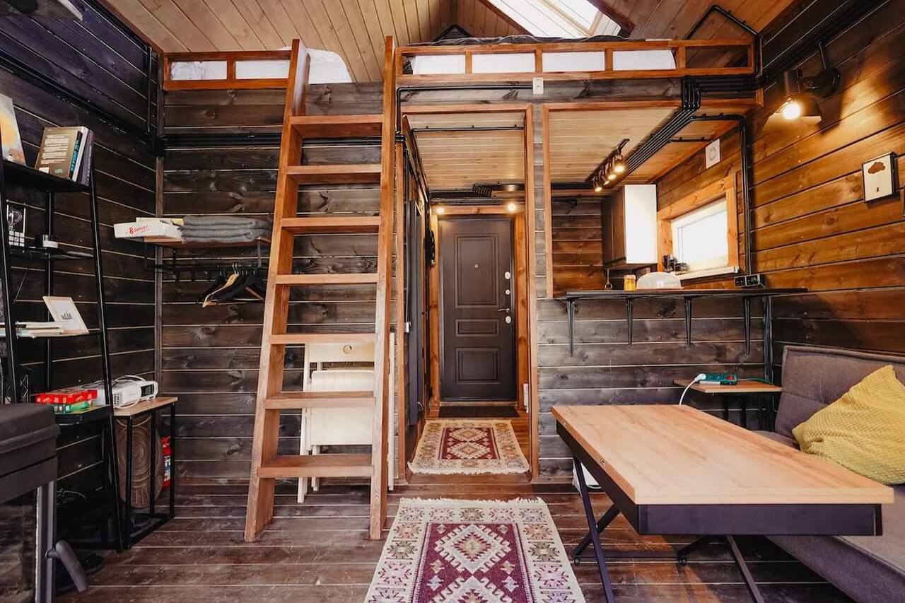 Интерьер каркасного дома с двухъярусными кроватями и кухней.